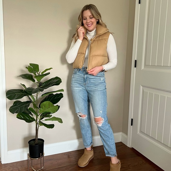 🚨SOLD🚨Cropped Puffer Vest - Picture 2 of 3